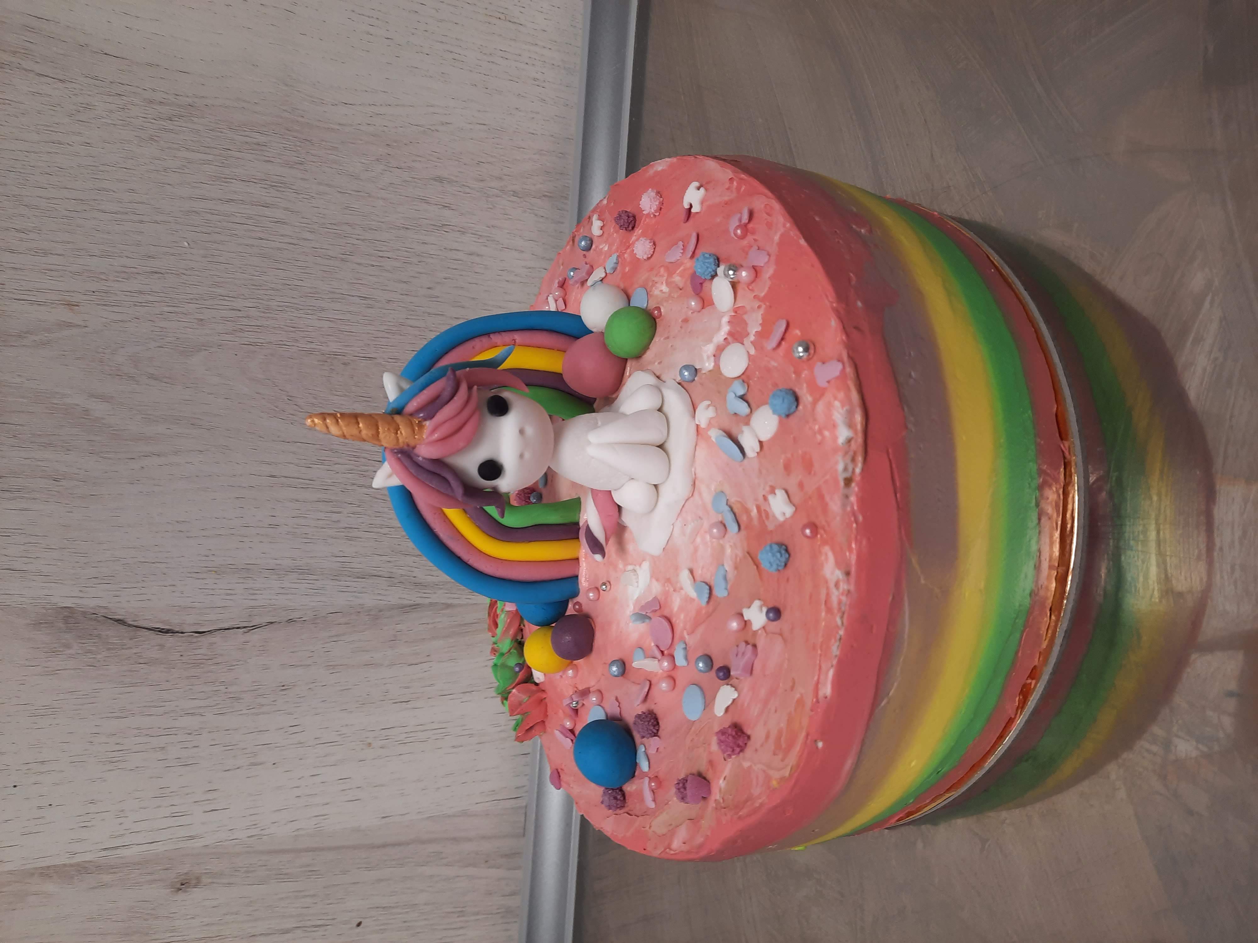 Szivárványos unikornis torta